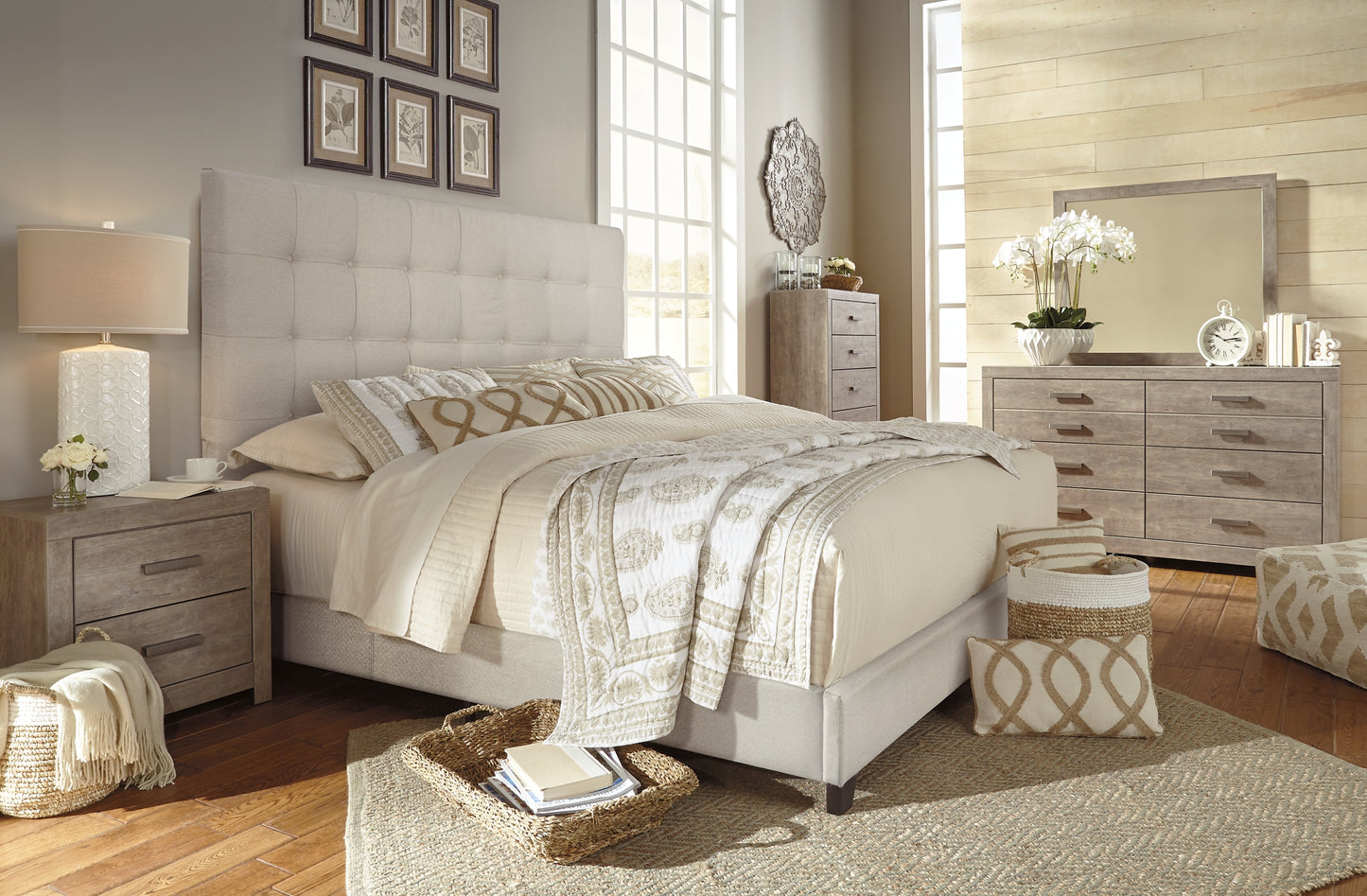 Dolante  Upholstered Bed